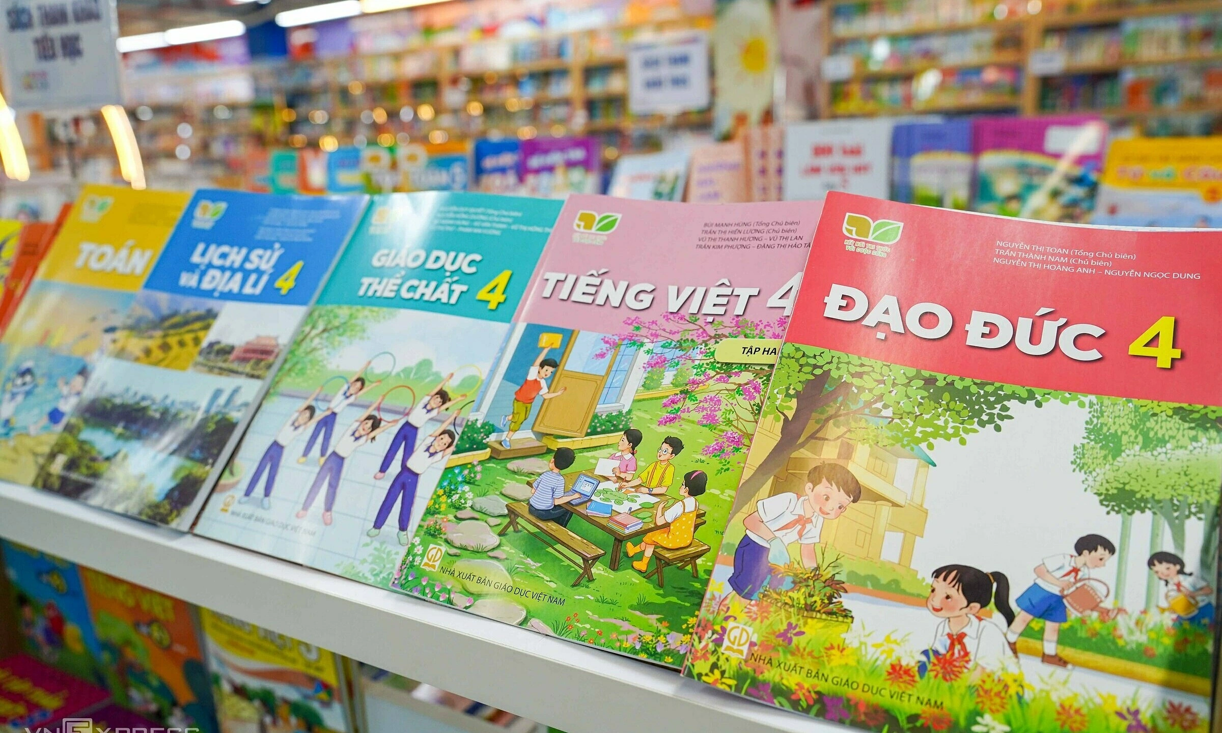 Textbook sets see price reduction of about 33,000-50,000 VND each