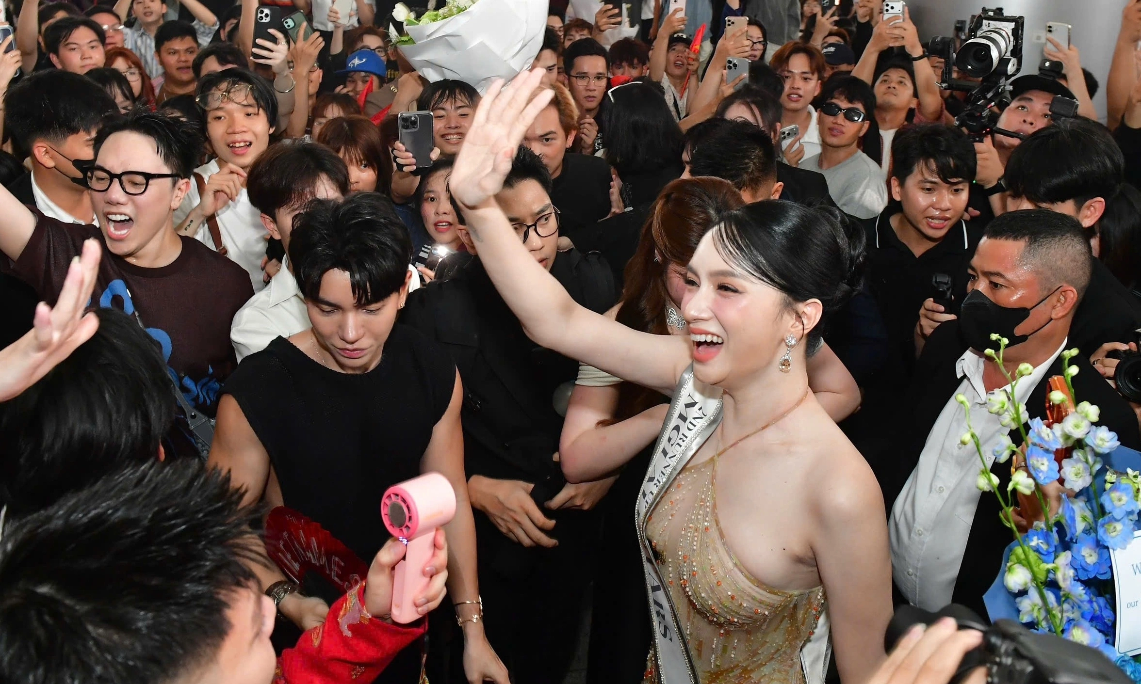 Fans welcome Huong Giang home after Miss Grand All Stars