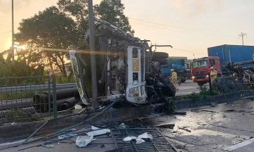 Truck crash on National Highway 5 causes 5-hour congestion, damages weigh station equipment