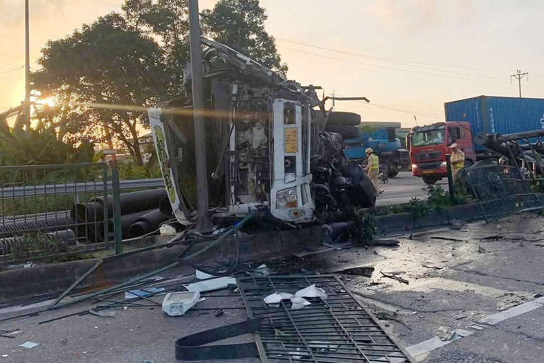 Truck crash on National Highway 5 causes 5-hour congestion, damages weigh station equipment