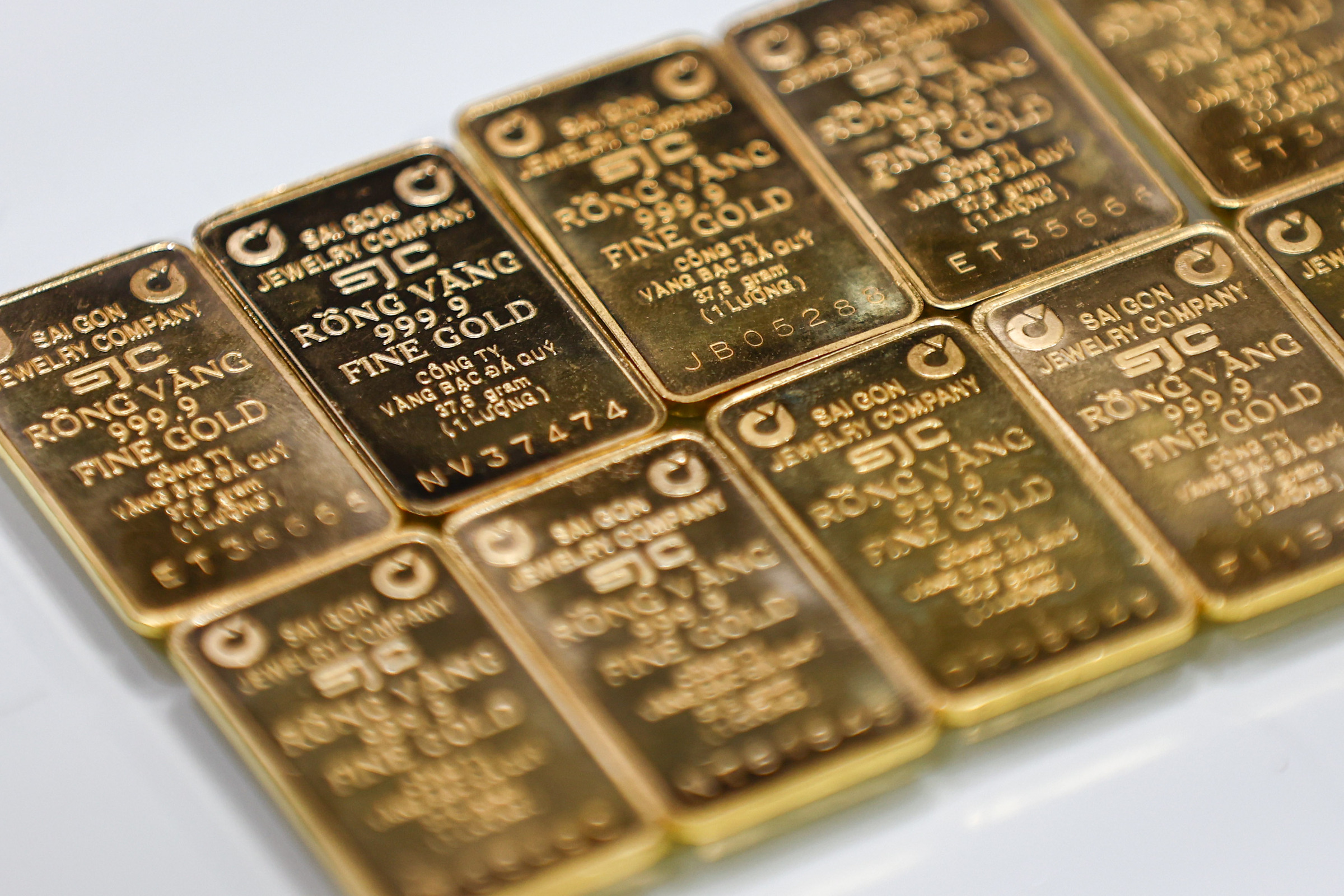 Gold bar prices hit year-to-date low