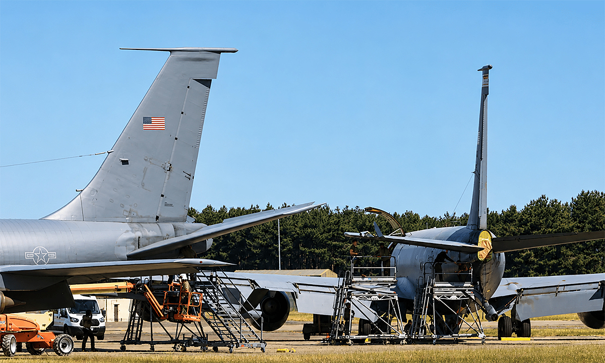 US refueling aircraft collide, damaging tail wings
