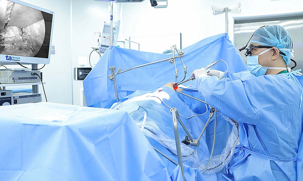 Endoscopic surgery for thyroid cancer removal