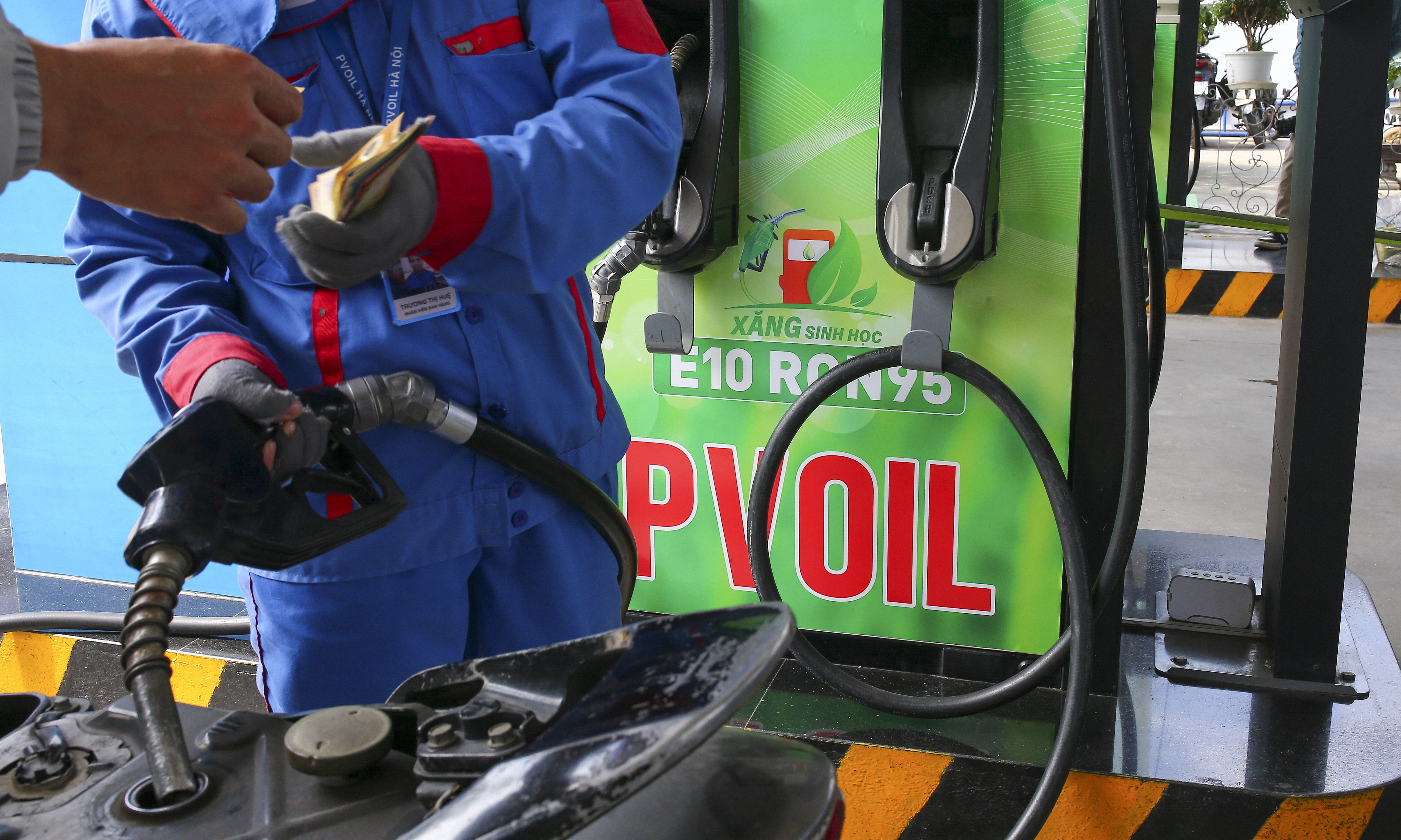 Gasoline price drops by over 1,400 dong per liter