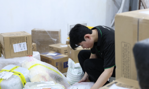 How J&T Cargo optimizes bulky and large item delivery in TP HCM's narrow alleys