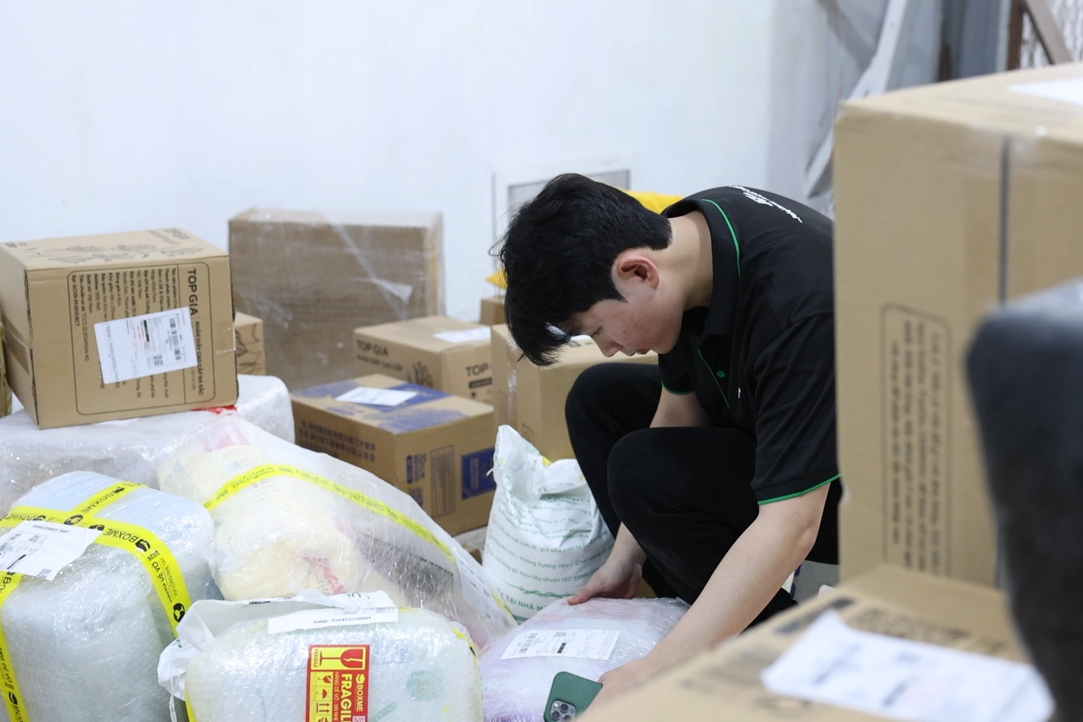 How J&T Cargo optimizes bulky and large item delivery in TP HCM's narrow alleys