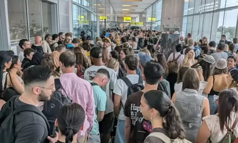 Hundreds of passengers miss flights due to immigration bottleneck