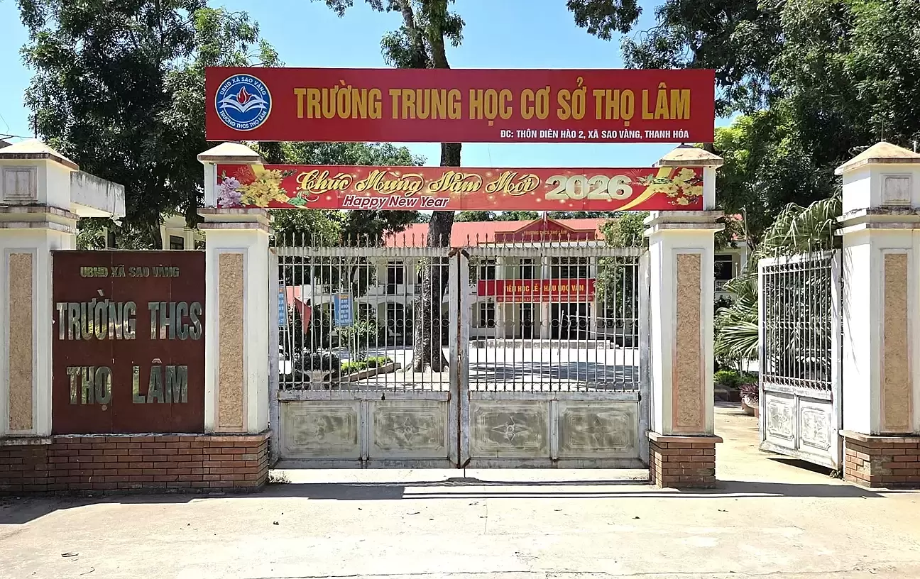English teacher loses job for 'leaking' exam to private tutoring class