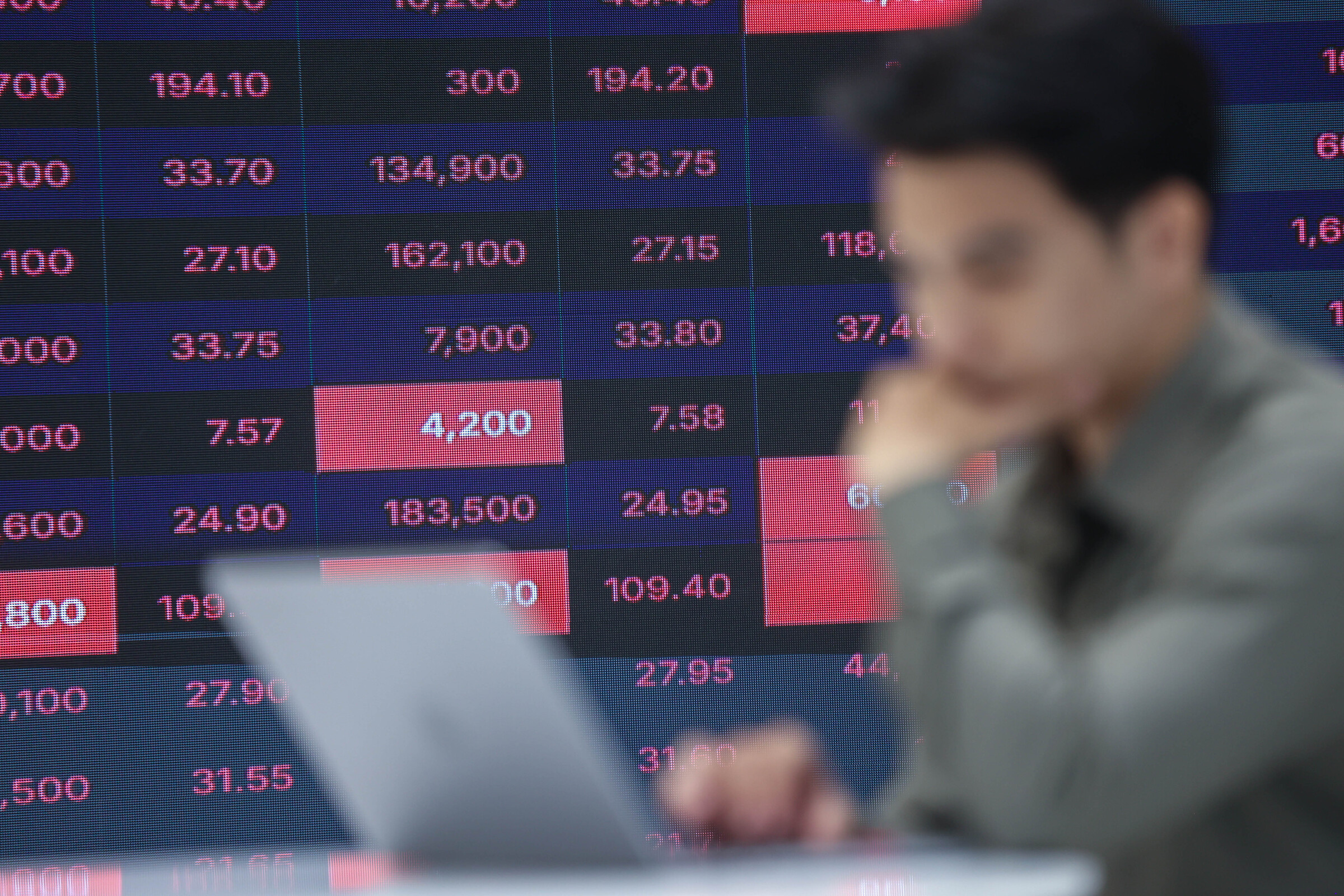 Stock market inflows hit one-year low