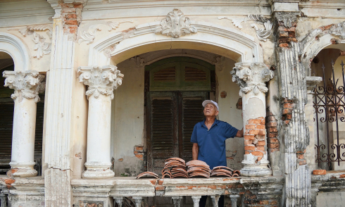 Living in hardship in a century-old villa