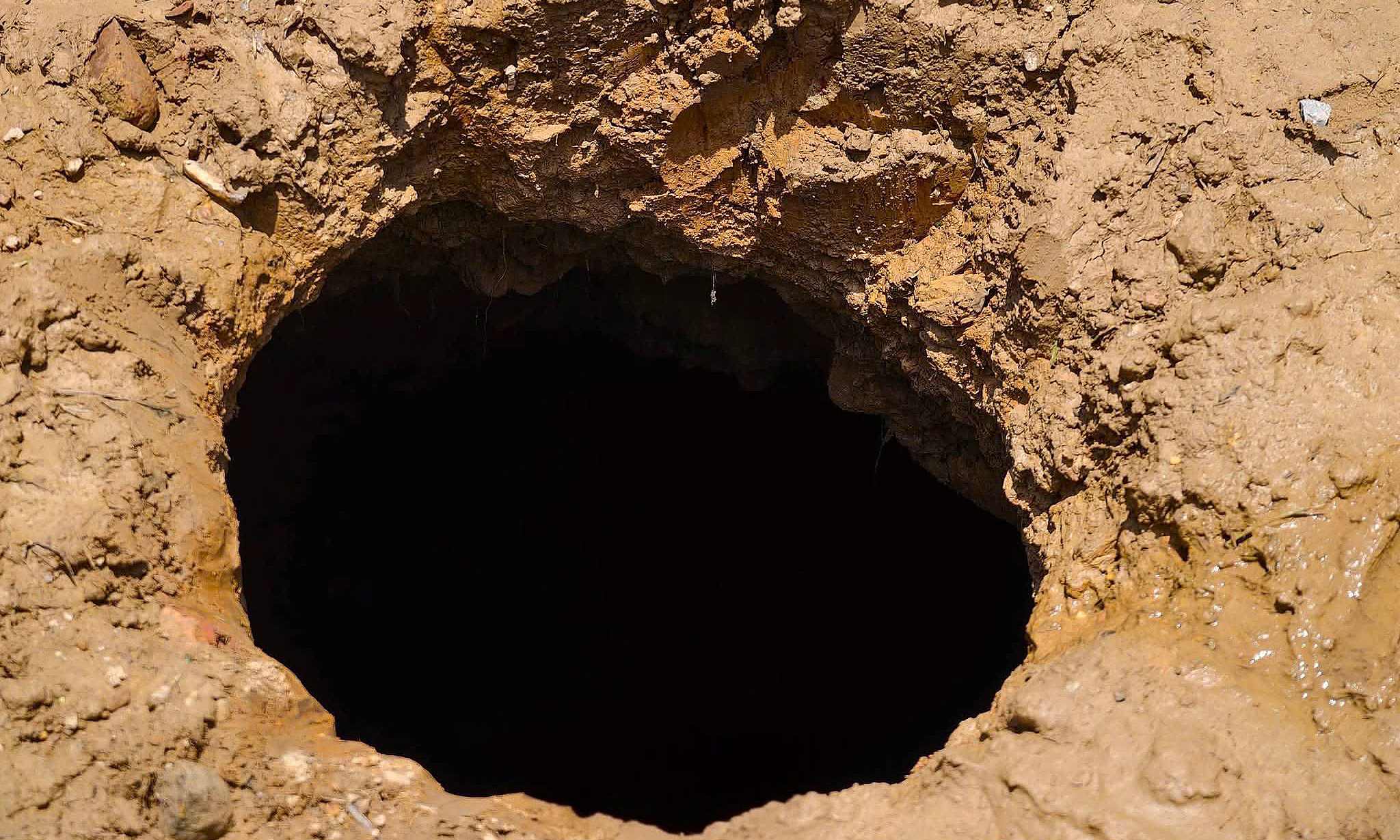 Sinkhole over 5 meters deep appears in Cao Bang field