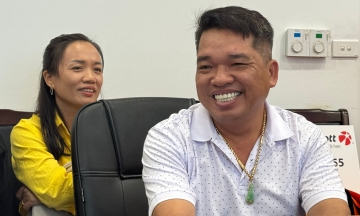 Jackpot winner of over 83 billion dong publicly accepts prize without a mask