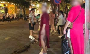 Da Nang investigates tourists wearing ao dai with bikinis in Hoi An Ancient Town
