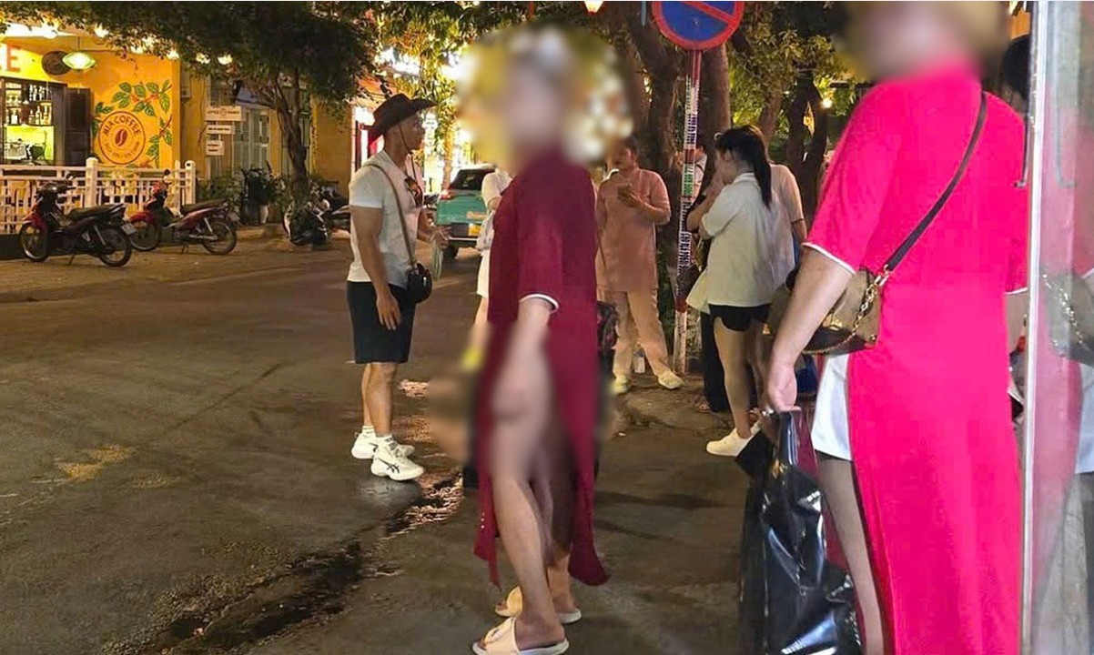 Da Nang investigates tourists wearing ao dai with bikinis in Hoi An Ancient Town