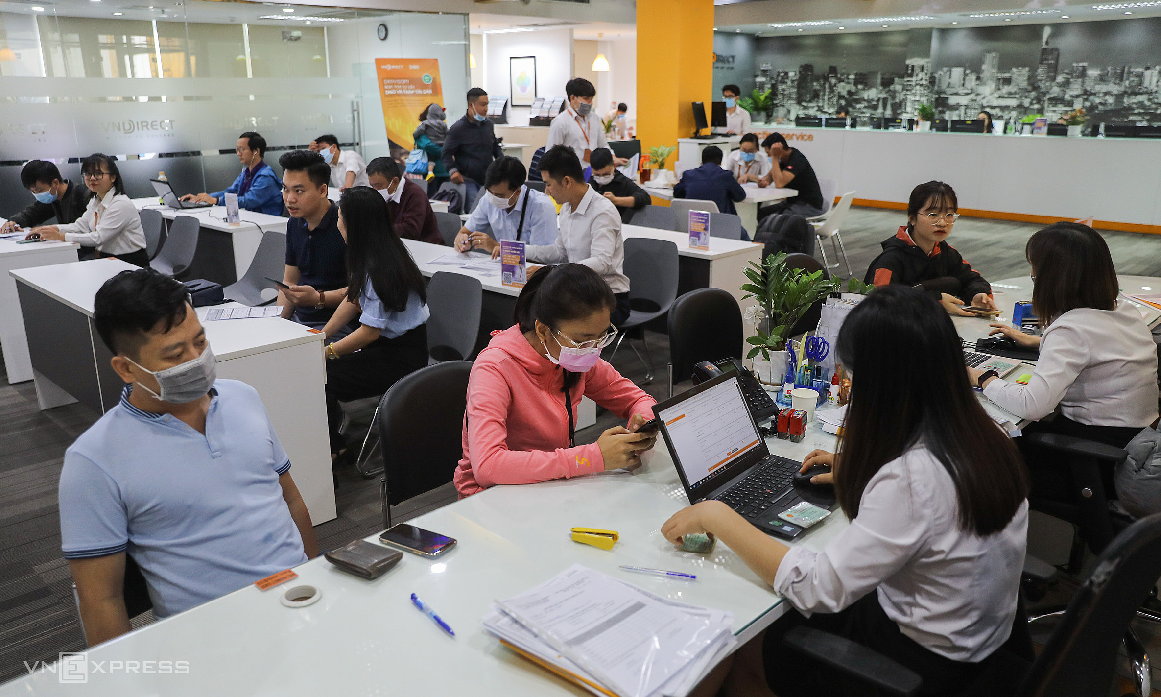 Proposal to not mandate paper contracts for securities companies with investors
