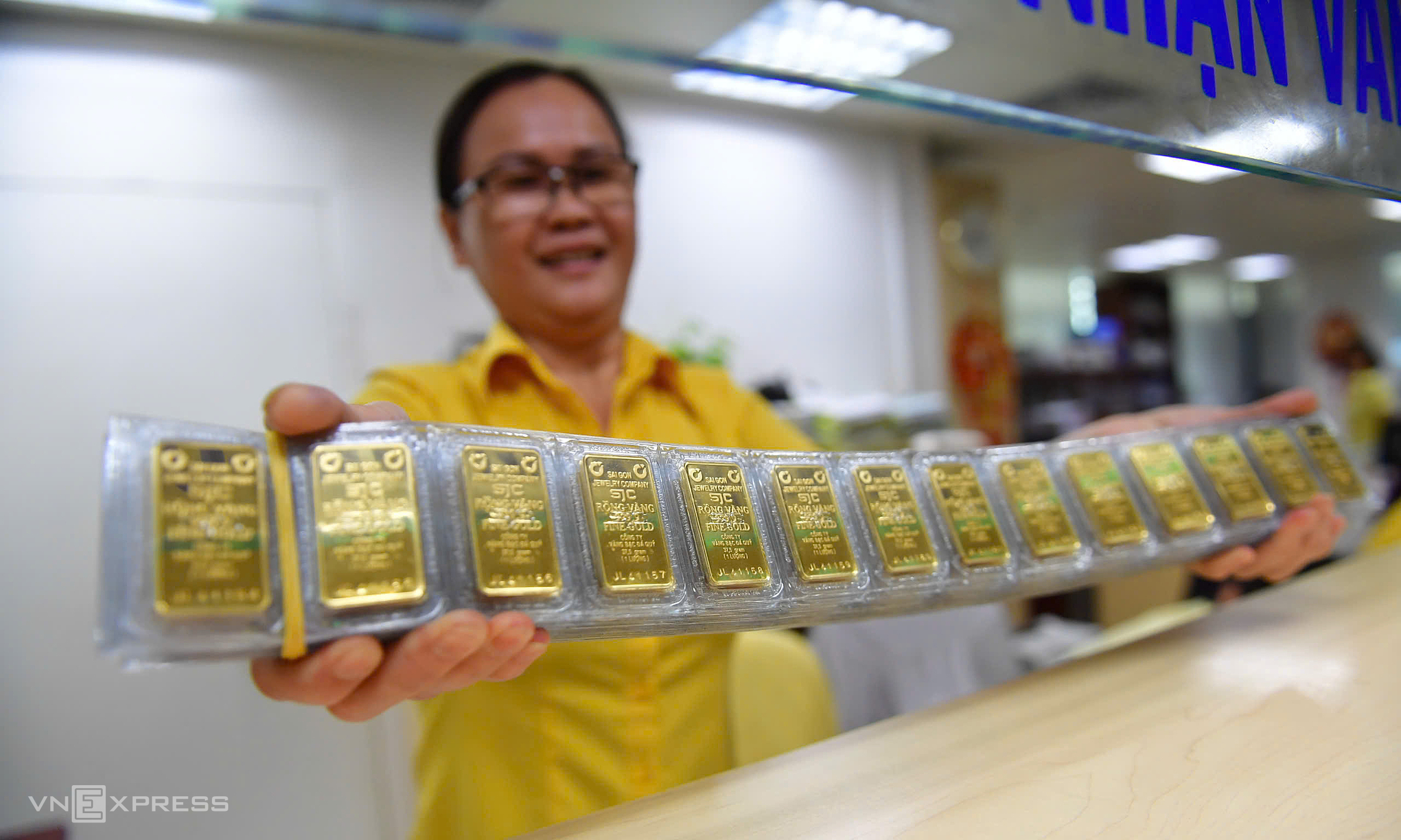Gold prices continue to fall below 154 million dong