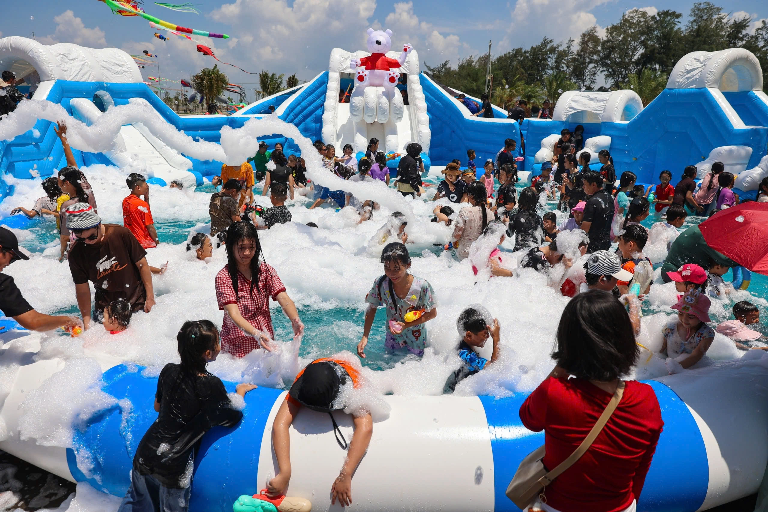 Thousands flock to Vinhomes Green Paradise for summer festival