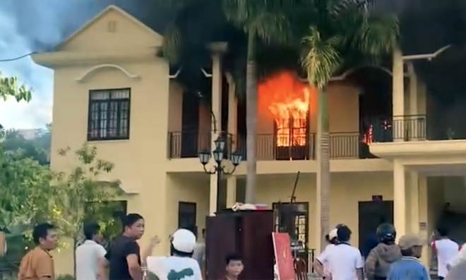 Fire engulfs mountainous commune headquarters in Da Nang
