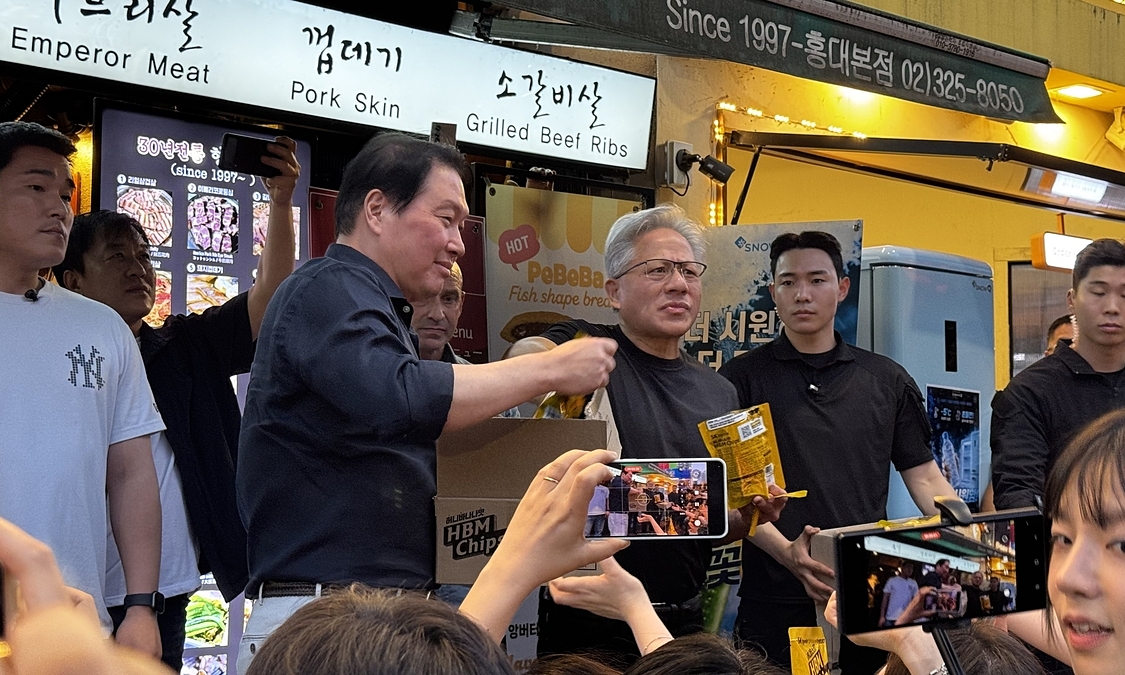 Jensen Huang enjoys barbecue in South Korea, distributes snacks to public