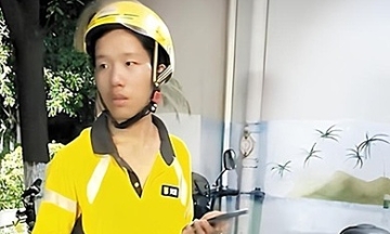Young man sleeps under bridge, works as delivery driver to fund education