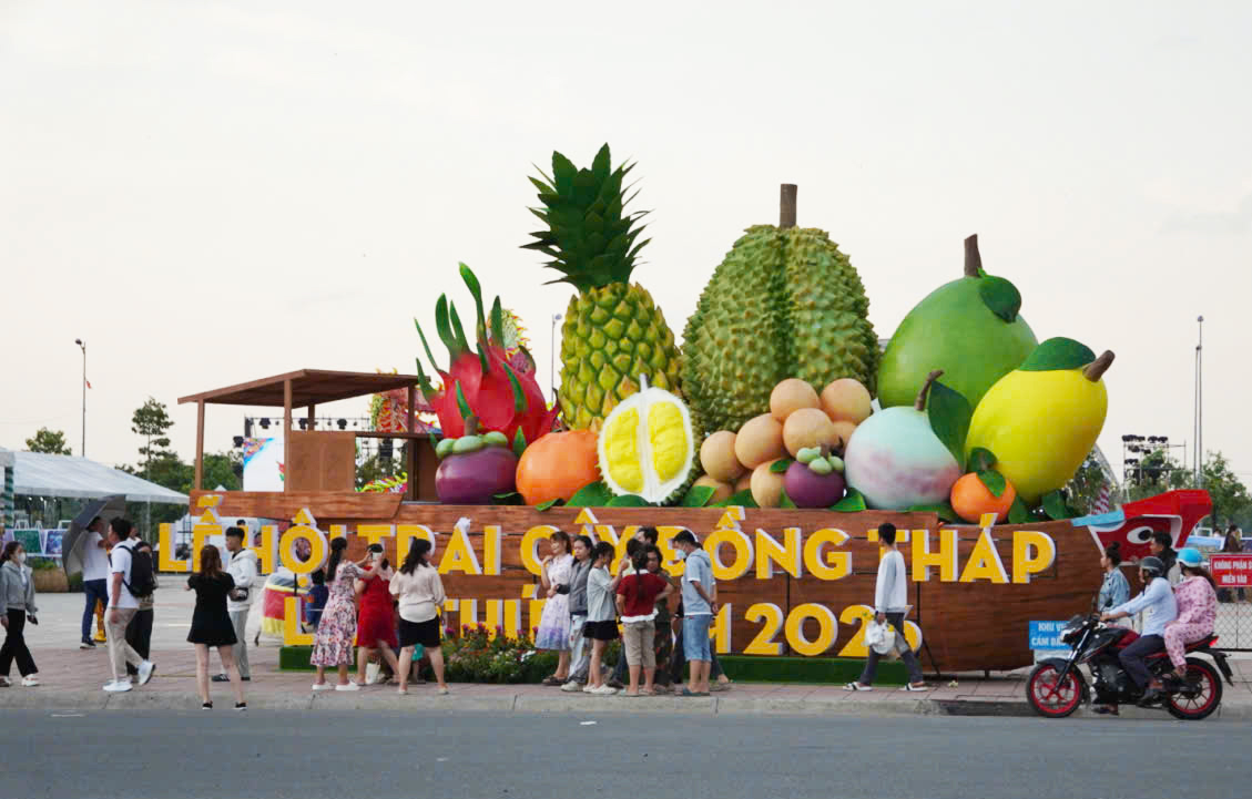 Thousands flock to Dong Thap's inaugural fruit festival