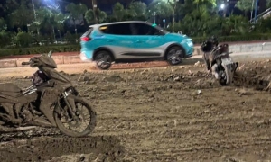 Mud falls on Hanoi road, two people injured