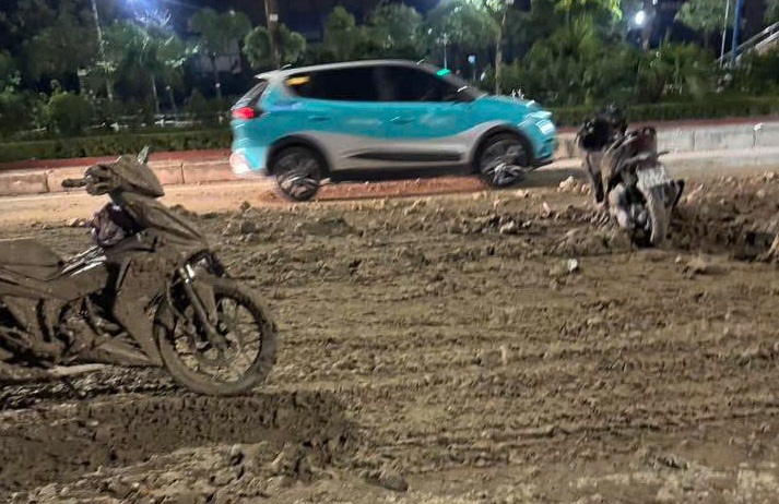Mud falls on Hanoi road, two people injured