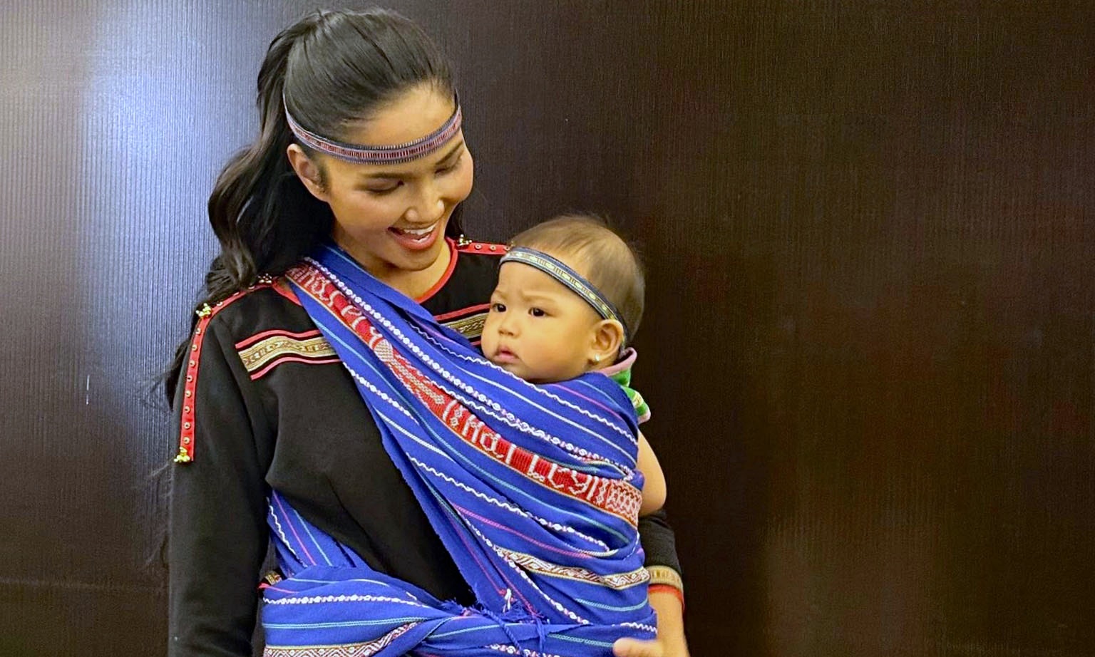 H'Hen Nie carries child to event