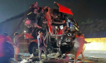 Passenger bus rear-ends container truck on Phan Thiet expressway, 19 injured