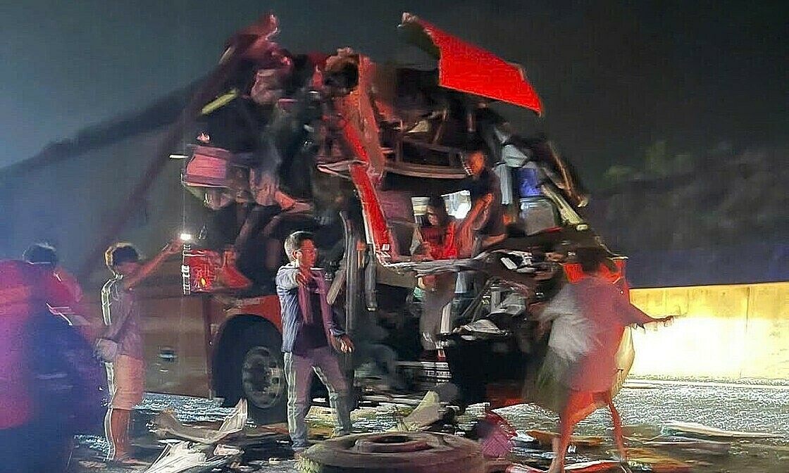 Passenger bus rear-ends container truck on Phan Thiet expressway, 19 injured
