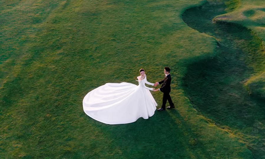 Xi Mengyao and billionaire's son's wedding photos amidst green fields