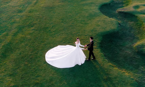 Xi Mengyao and billionaire's son's wedding photos amidst green fields