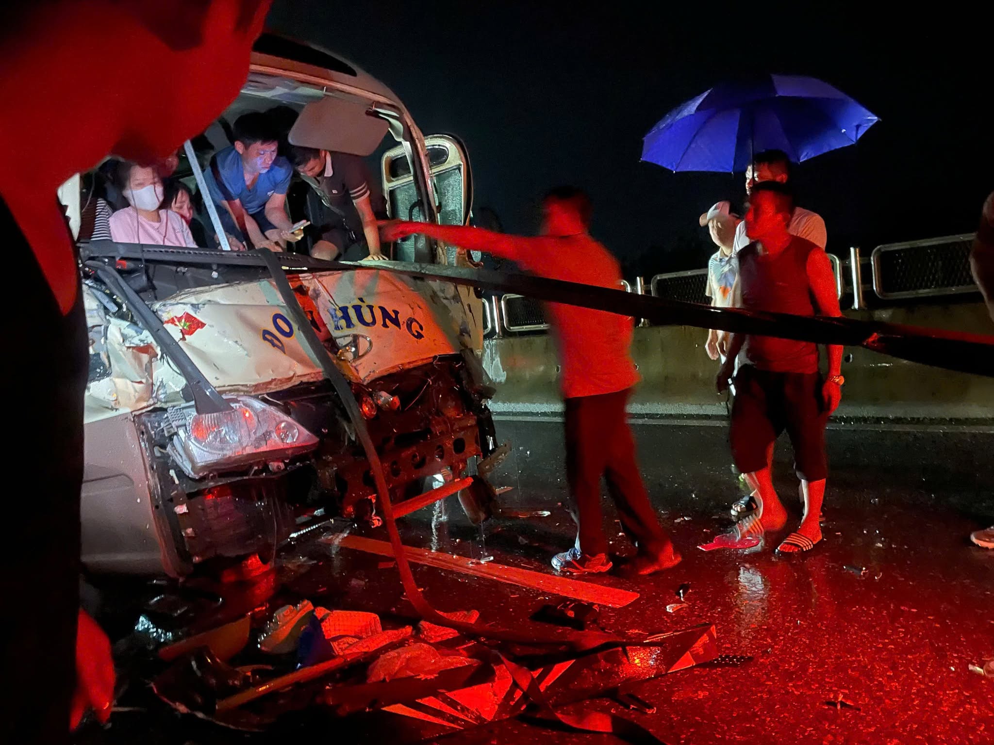 Multi-vehicle collision on Tuyen Quang - Phu Tho expressway injures many
