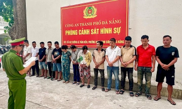 Police launch 8-pronged raids on betting rings in Da Nang