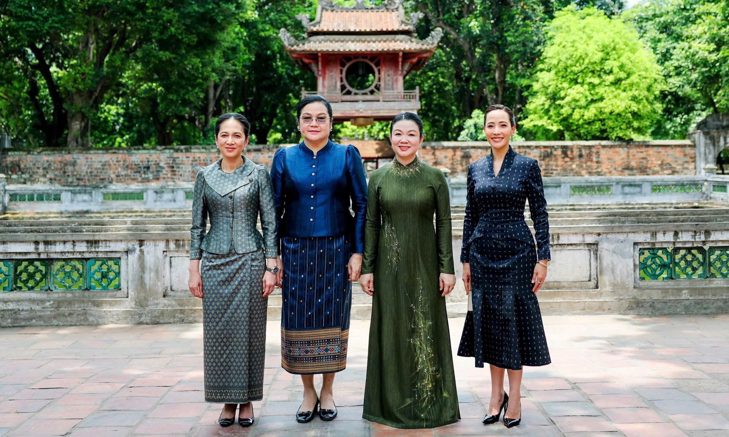 Spouse of Prime Minister Le Minh Hung and spouses of three nations visit Van Mieu - Quoc Tu Giam