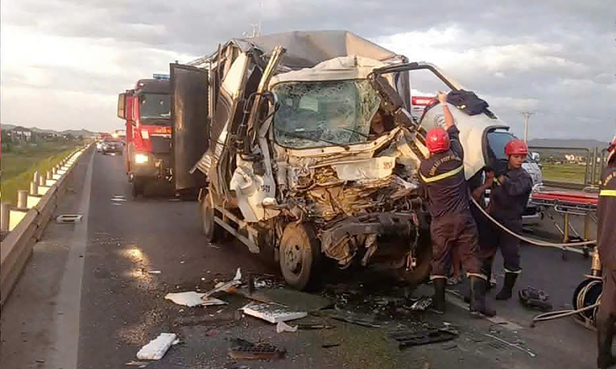 Two dead after trucks collide on Bai Vot - Ham Nghi expressway