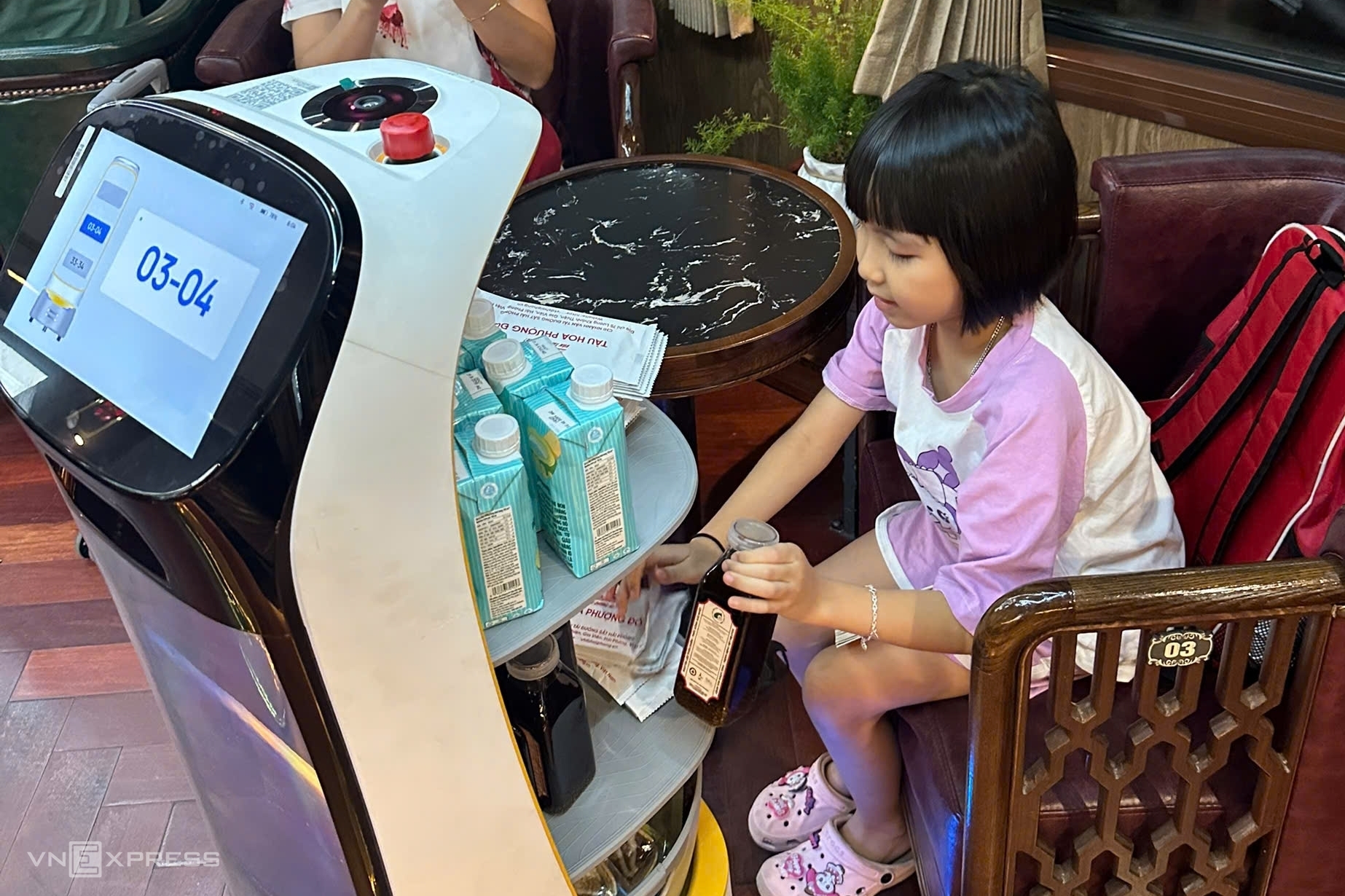 Robot serves on 'aristocratic' Hanoi - Hai Phong train car