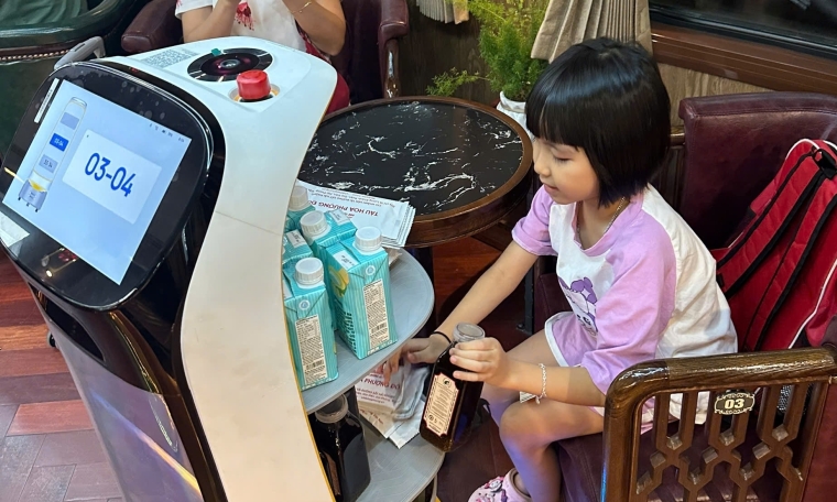 Robot serves on 'aristocratic' Hanoi - Hai Phong train car