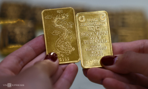 Why did gold prices plummet 7 million dong in a single day?