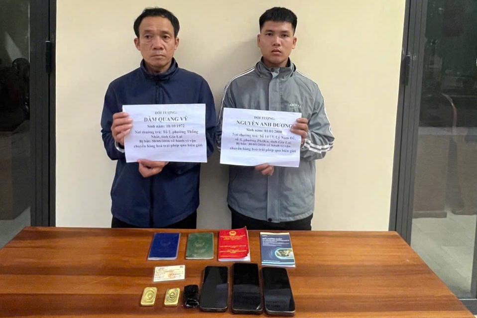 Driver throws gold package into toilet during inspection