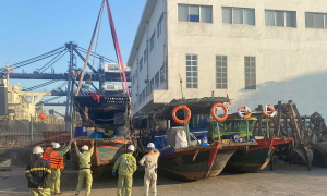 Mobile gambling den on fishing boats in Ha Long Bay