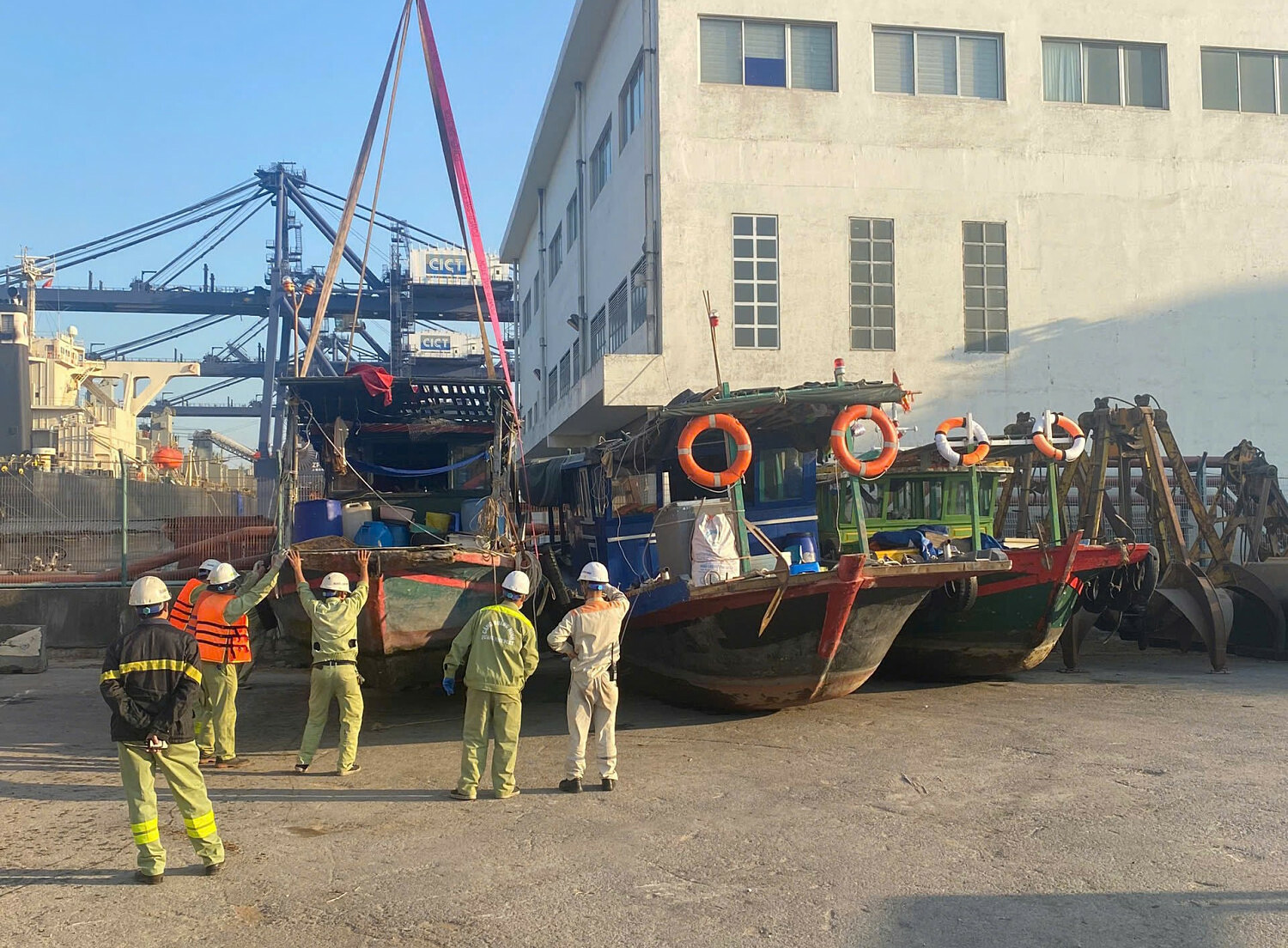 Mobile gambling den on fishing boats in Ha Long Bay