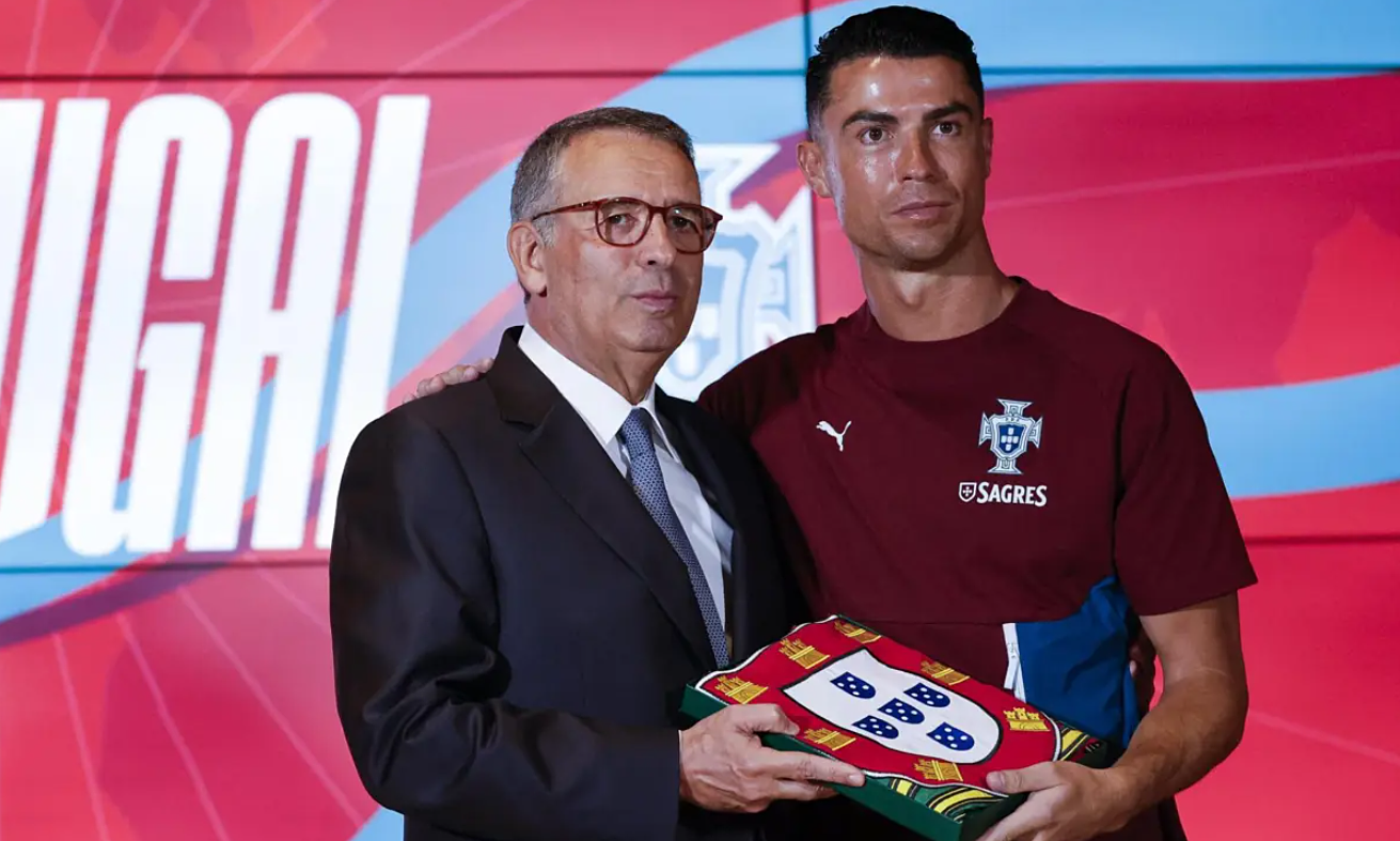 Portuguese president presents national flag, expresses hope for World Cup victory