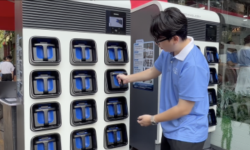 One minute to swap a Honda electric scooter battery at a station