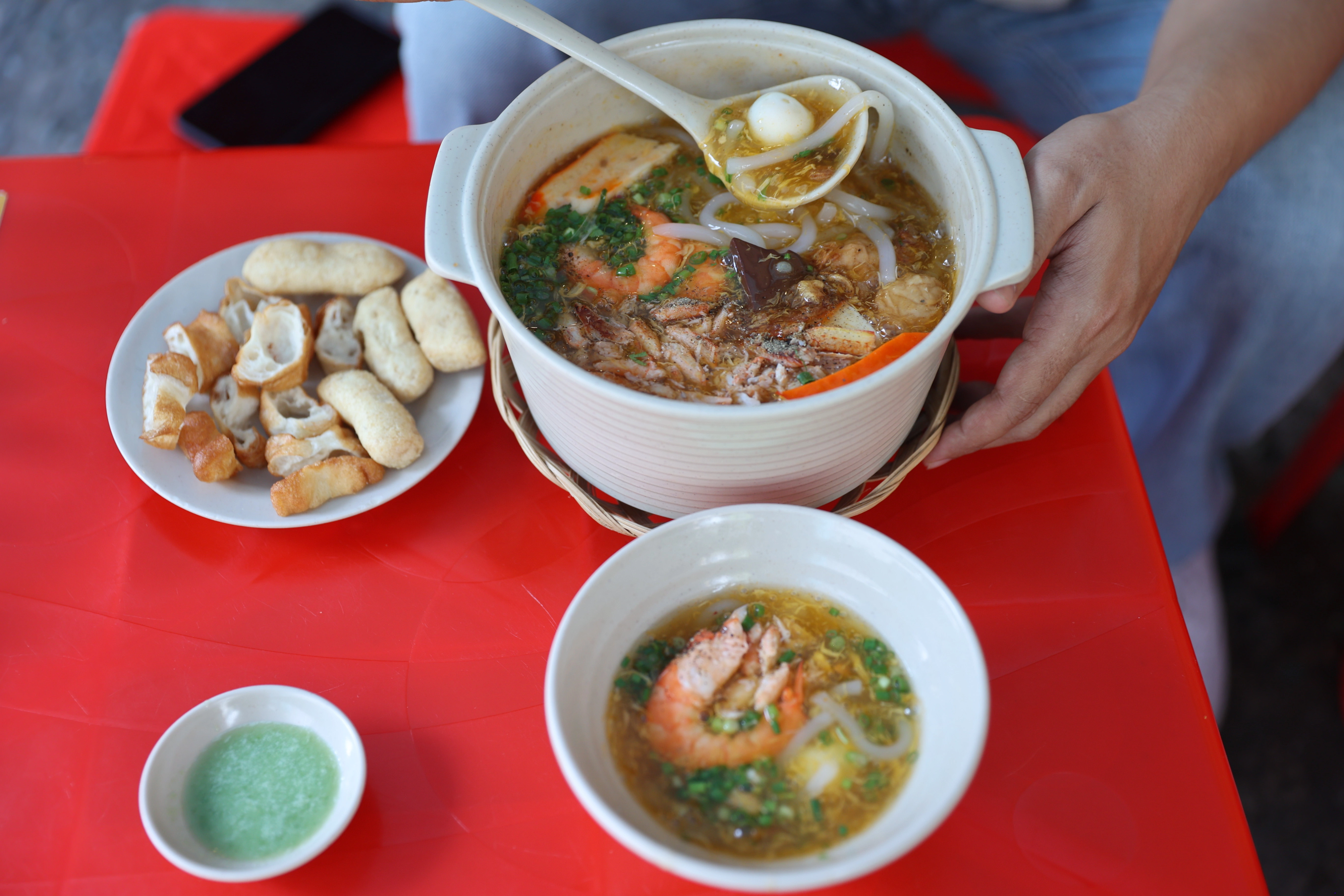 Banh canh eatery in Ho Chi Minh City alley earns michelin recognition