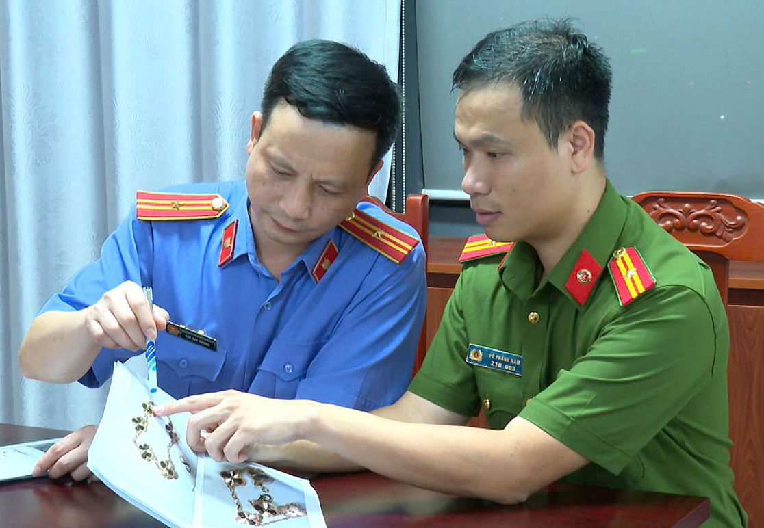 Large-scale ring counterfeits over 10,000 luxury brand jewelry items