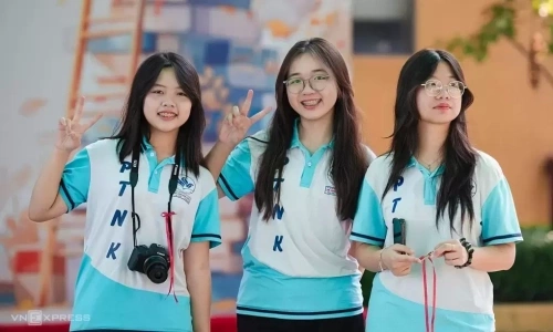 Vietnam National University, Ho Chi Minh City grants over 200 'full' scholarships to Pho thong Nang khieu students