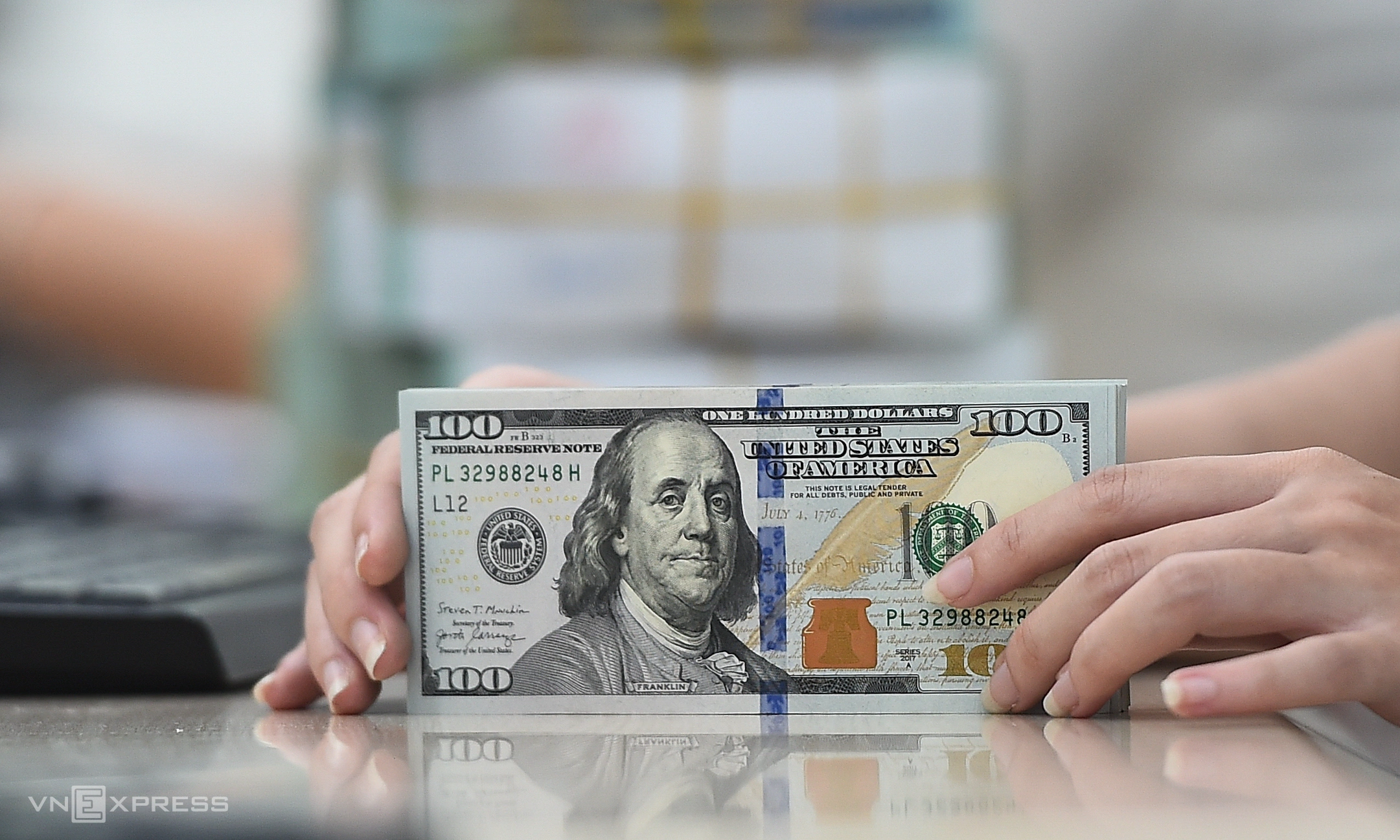 Free market USD rate falls below bank rates