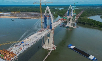 Phuoc An Bridge, a vital link to Cai Mep Port, nears segment joining