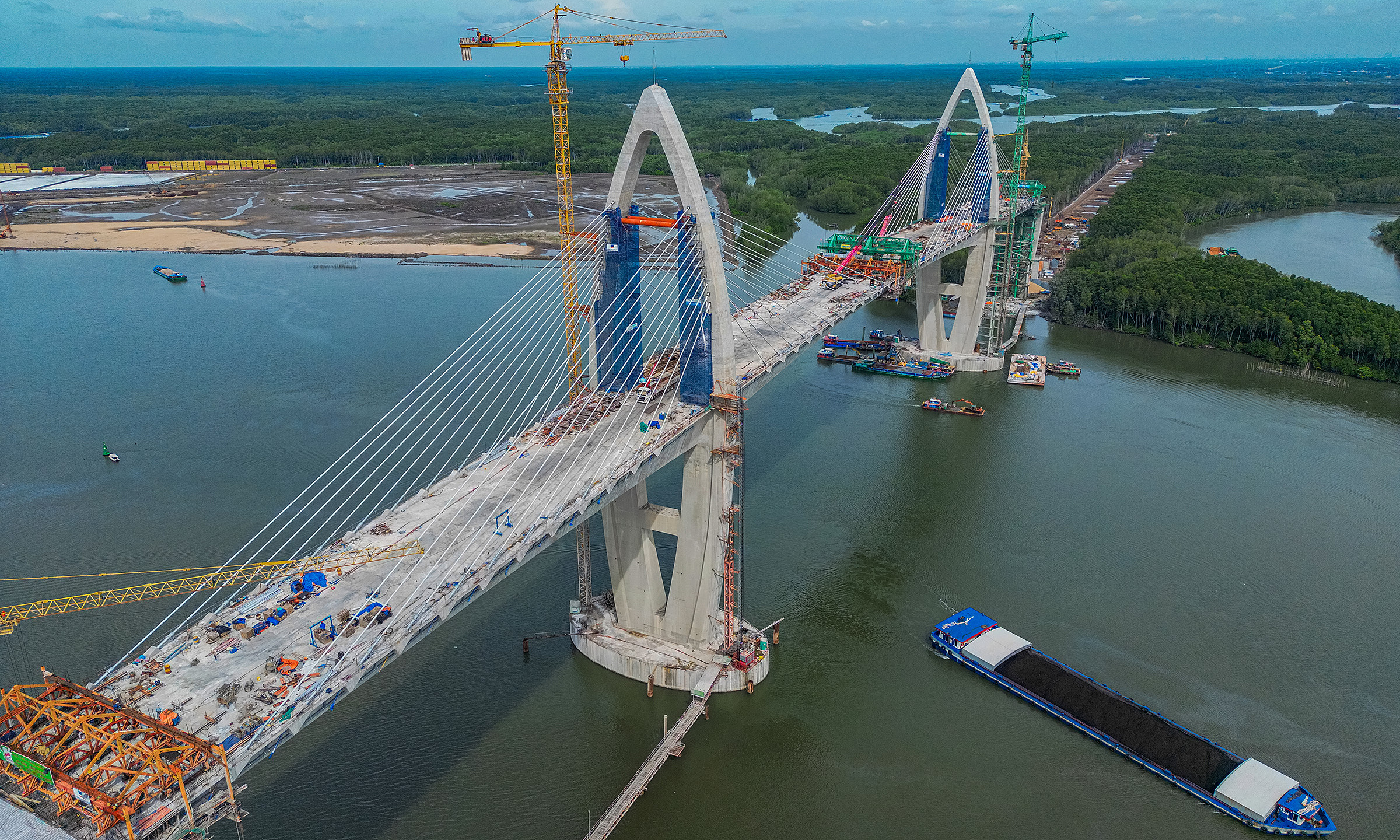 Phuoc An Bridge, a vital link to Cai Mep Port, nears segment joining